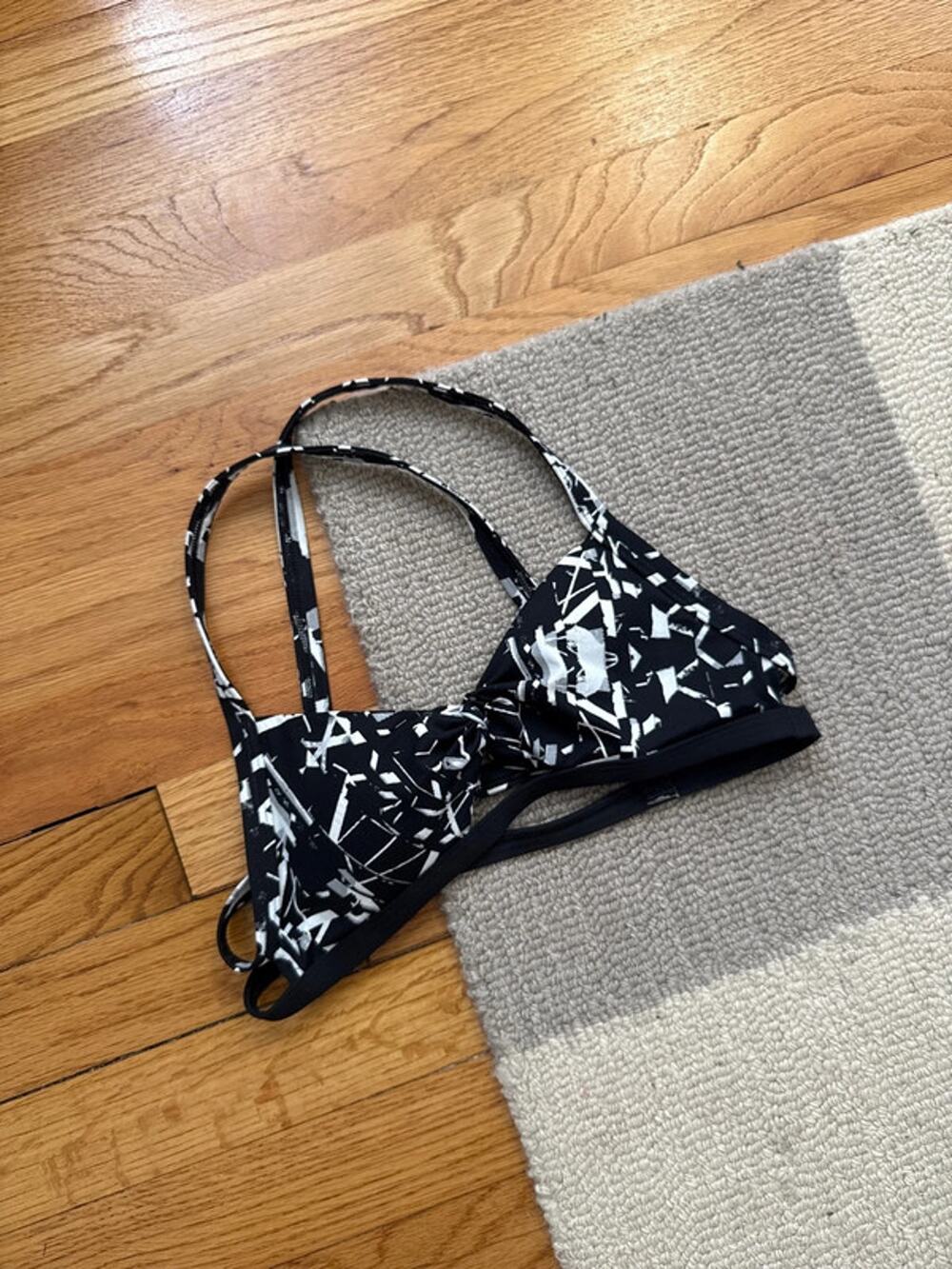 Abercrombie bikini top size XS sporty strappy black white grey geometric